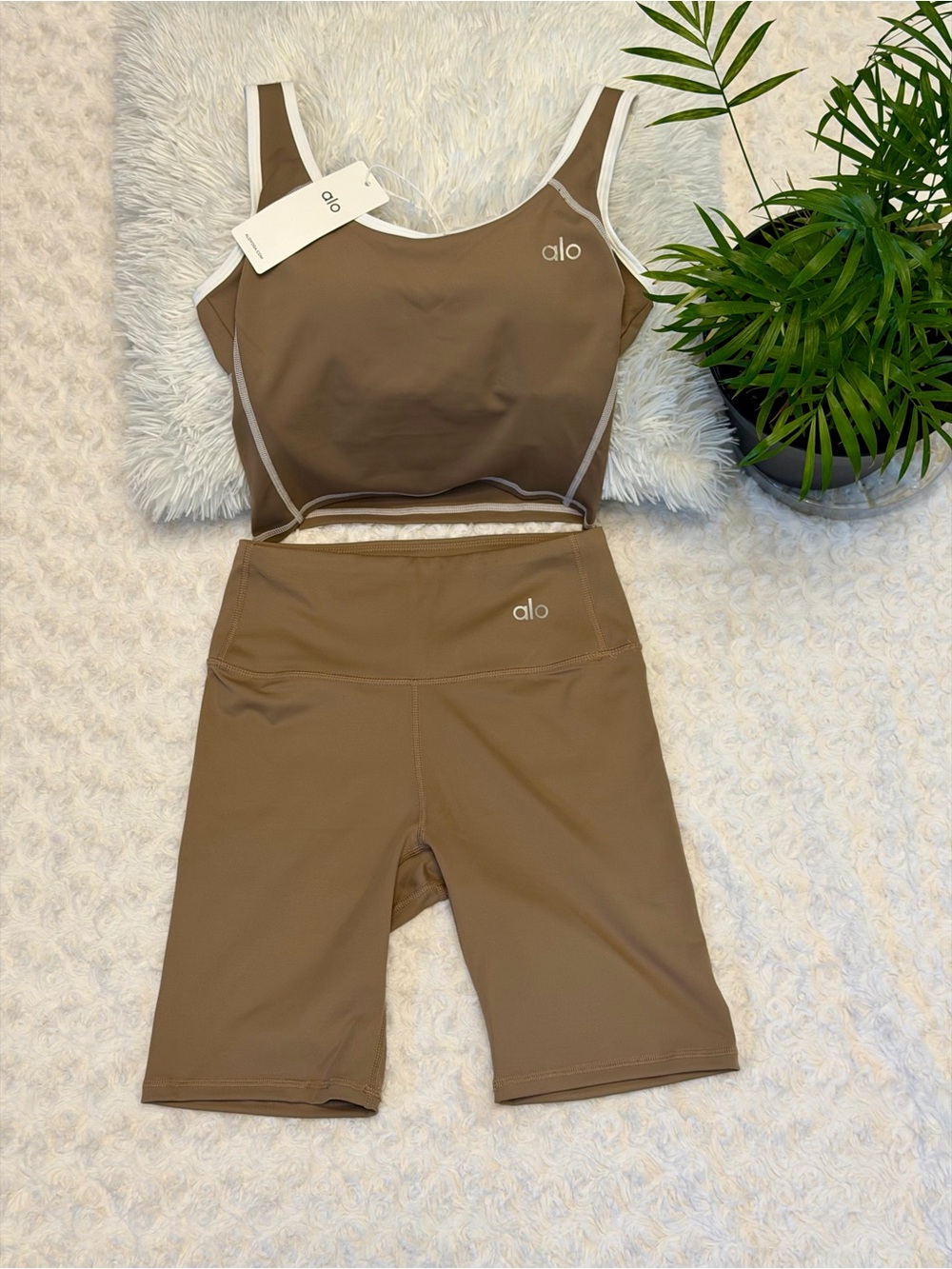 ALO Yoga Taupe Seamless Cropped Tank & High-Waist Bike Shorts Set - Picture 2 of 7